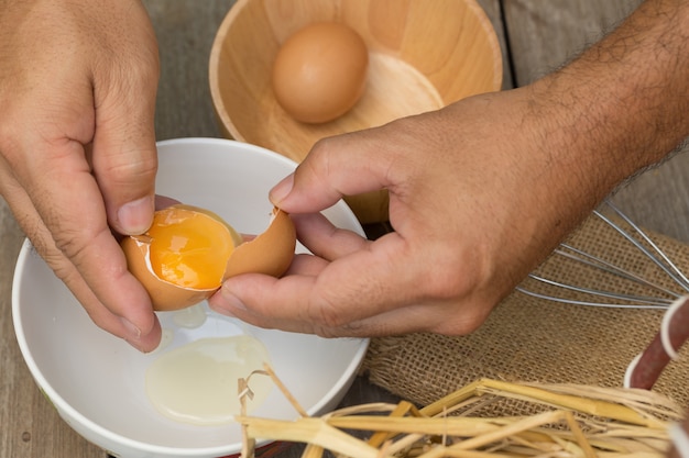 Preparación de huevos revueltos.