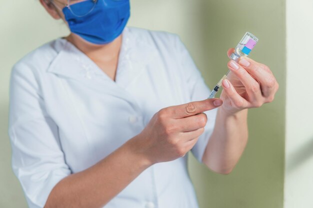 Preparación de una jeringa médica para la vacunación.