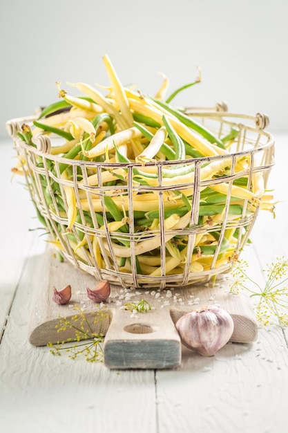 Preparación para judías verdes y amarillas en escabeche en cesta