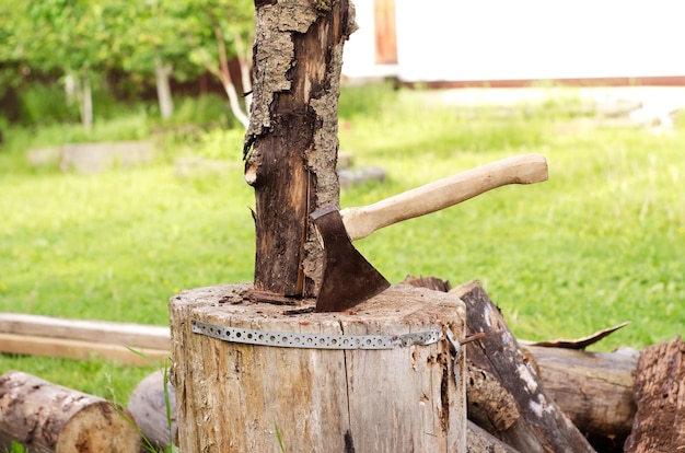 Foto preparación de leña para calentar la chimenea de la casa en invierno.