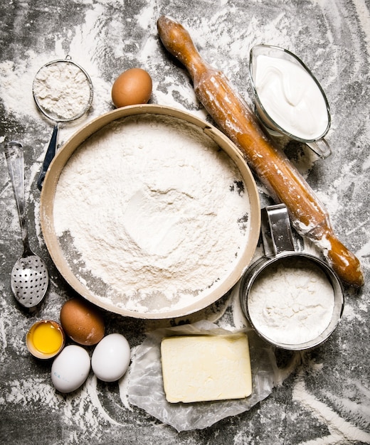 Preparación de la masa. Ingredientes para la masa: tamizar la harina, la crema agria, la mantequilla y los huevos con un rodillo.