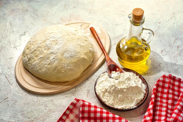 Preparación masa de pizza aceite de oliva masa de levadura hecha de harina de trigo blanco pan casero