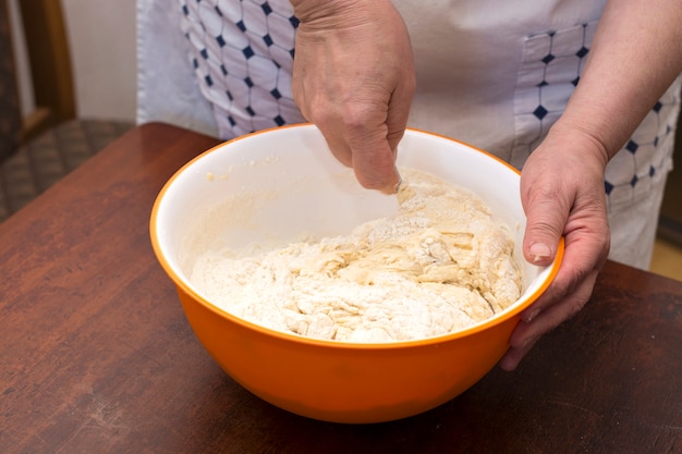 Foto preparación de masa para el postre.