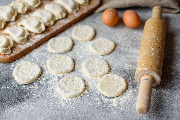 Preparación de masa y producción de círculos a partir de masa para la preparación de empanadillas con relleno. Se puede utilizar como fondo.