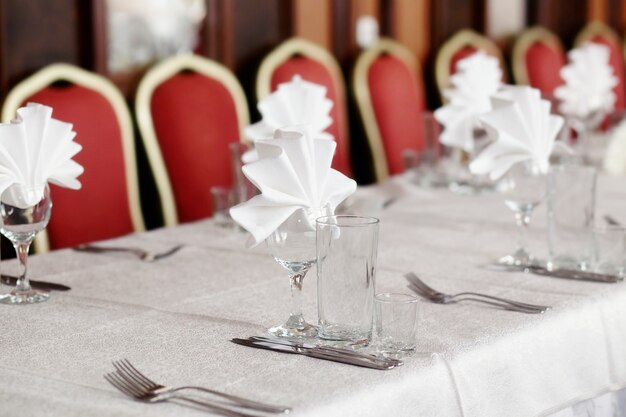 Preparación de la mesa del banquete.