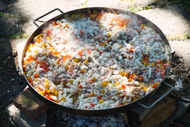 Preparación de Paella en la clásica sartén grande