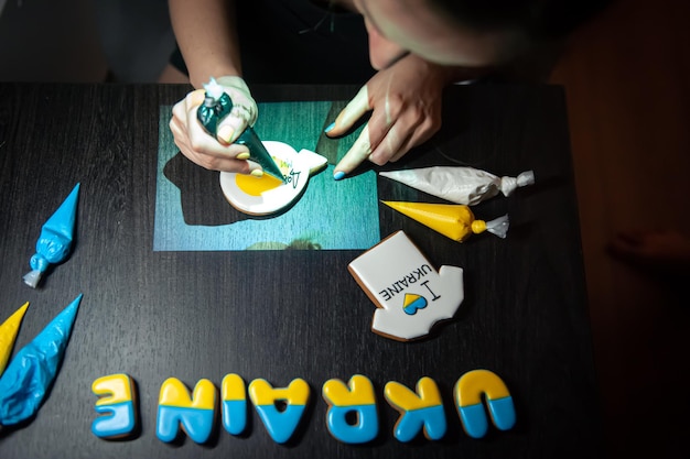 Preparación de pan de jengibre hecho a mano con símbolos de glaseado de ucrania