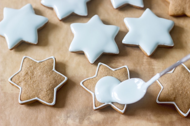 Preparación de pan de jengibre, pintura de galletas de jengibre.