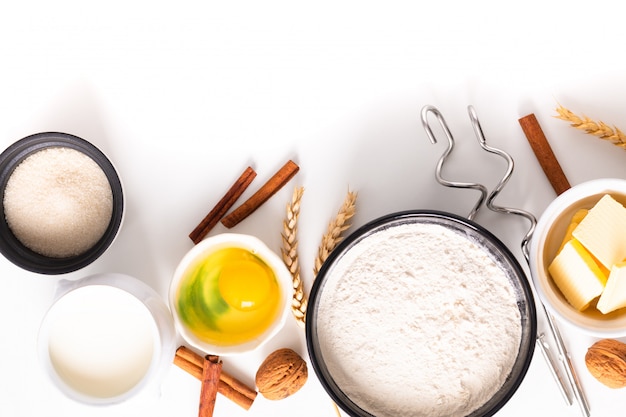 La preparación de la panadería del concepto de la hornada de la comida y los ingredientes para hacen la pasta de pan en blanco