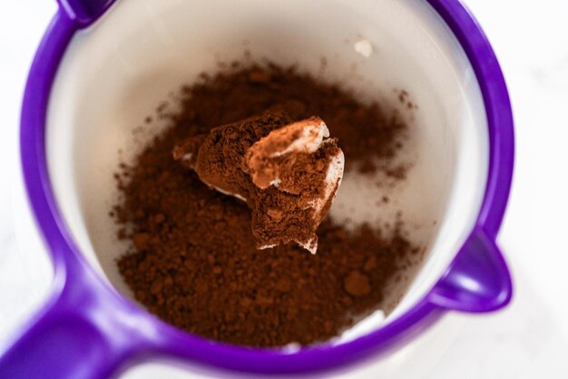 Preparación de un paquete de aceite de cacao y caramelos para la olla de fusión