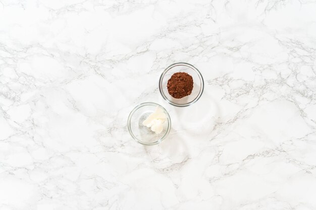 Preparación de un paquete de aceite de cacao y caramelos para la olla de fusión