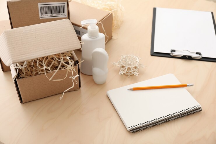 Foto preparación de paquetes para su envío al cliente en la mesa.