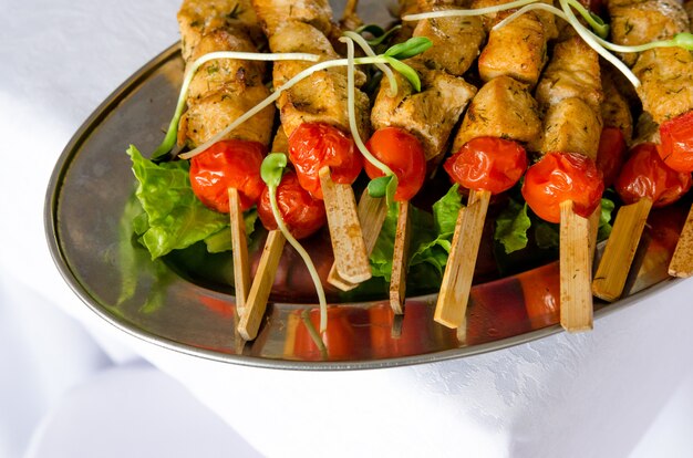 Preparación de parrilla o barbacoa con brochetas de carne