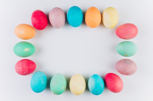 Preparación para la Pascua Huevos de olored en un fondo azul