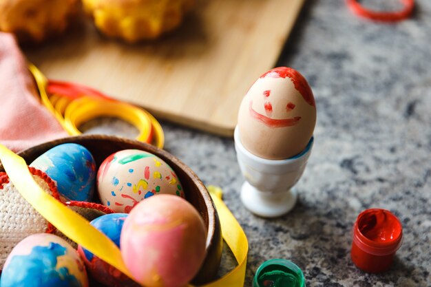 Preparación de Pascua para niños pintando huevos de Pascua y decoraciones navideñas en casa de cerca