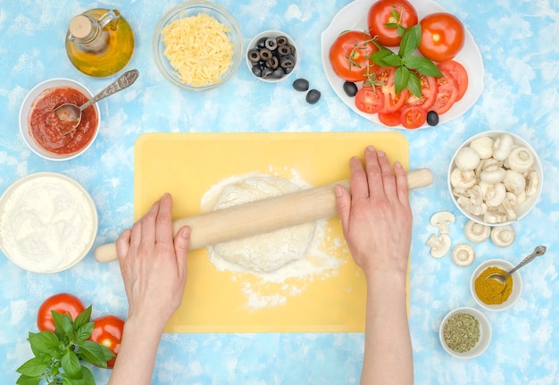 Preparación paso a paso de pizza vegetariana casera, paso 2 - extender la masa