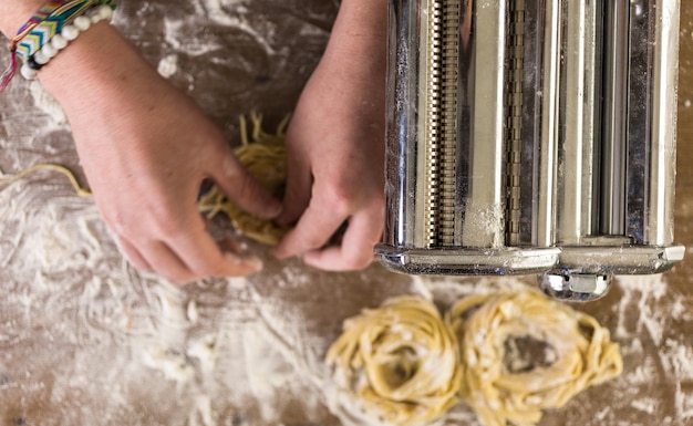 Foto preparación de pasta casera con máquina para pasta.