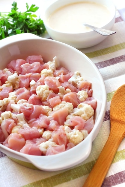 Preparación de pechuga de pollo y cazuela de coliflor