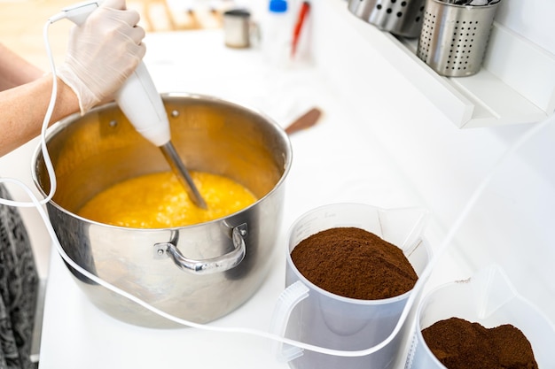 Preparación de peeling de café para el cuidado de la piel.