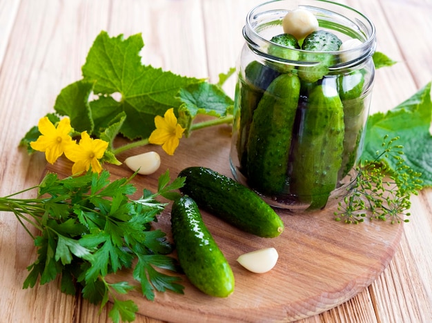 Preparación de pepinos encurtidos salados con hierbas ajo perejil y eneldo Receta de conservas caseras Comida orgánica saludable