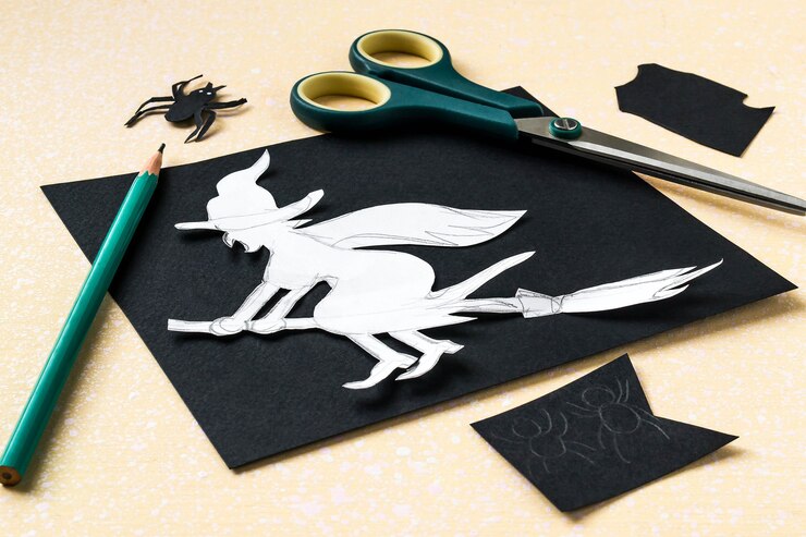 Foto preparación de personajes de papel a plantilla de halloween silueta de bruja sobre papel negro