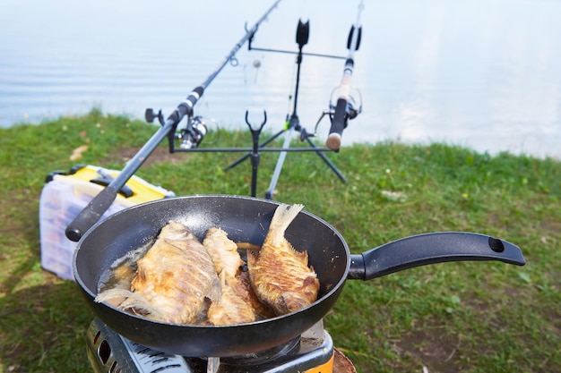 Preparación de pescado frito en sartén