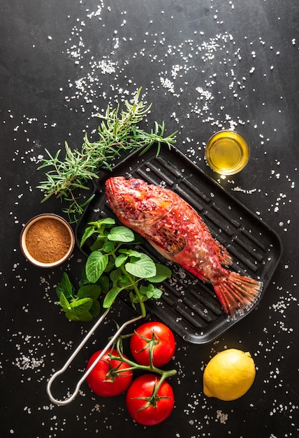 Preparación de un pescado a la plancha.