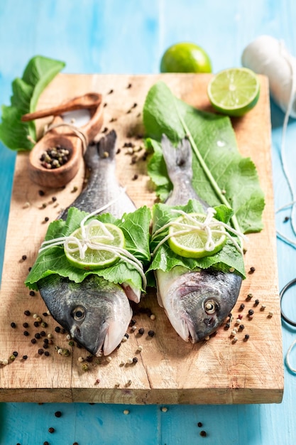 Preparación de pescado con rábano picante limón y pimienta