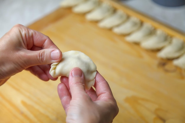 Preparación de pierogi con patatas en casa.