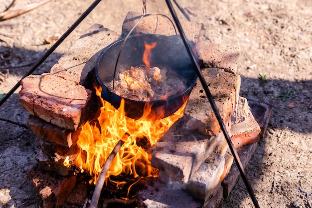 Preparación de pilaf armenio tradicional en un caldero a fuego abierto.