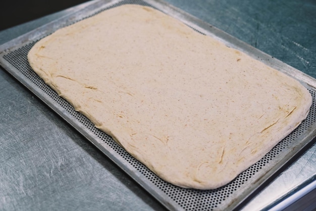 Preparación de una pizza casera al estilo italiano por un especialista