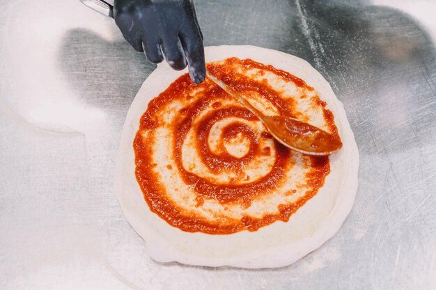 Preparación de una pizza casera al estilo italiano por un especialista