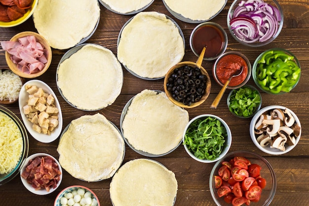 Preparación de pizzas individuales de pizzería.