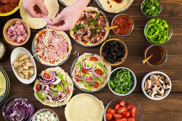 Preparación de pizzas individuales de pizzería.