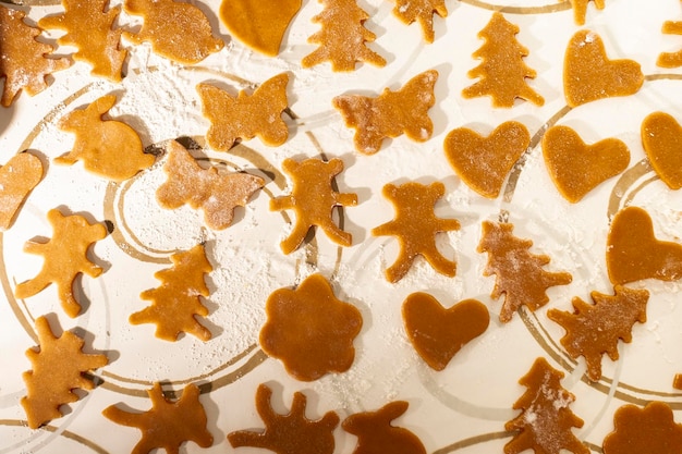 Preparación de postres Manos de mujer cortan formas para galletas