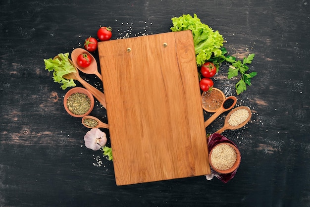 Foto preparación para la preparación de alimentos saludables verduras frescas vista superior sobre un fondo de madera negra copiar espacio