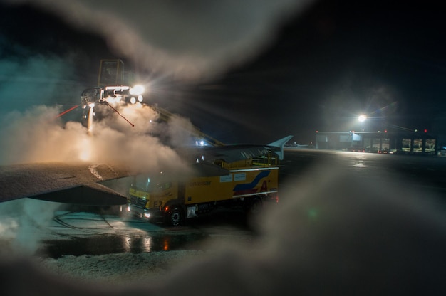 Preparación previa al vuelo de aeronaves en nevadas.