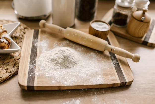 Preparación de la prueba. Ingredientes para la masa, harina con un rodillo. Enfoque selectivo