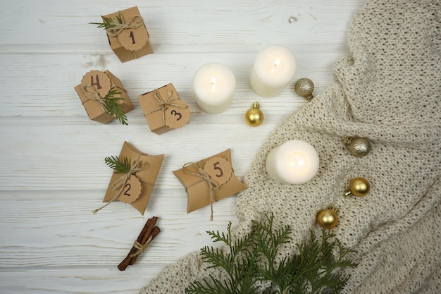 Preparación de regalos de Adviento para el calendario navideño a partir de materiales naturales con sus propias manos.