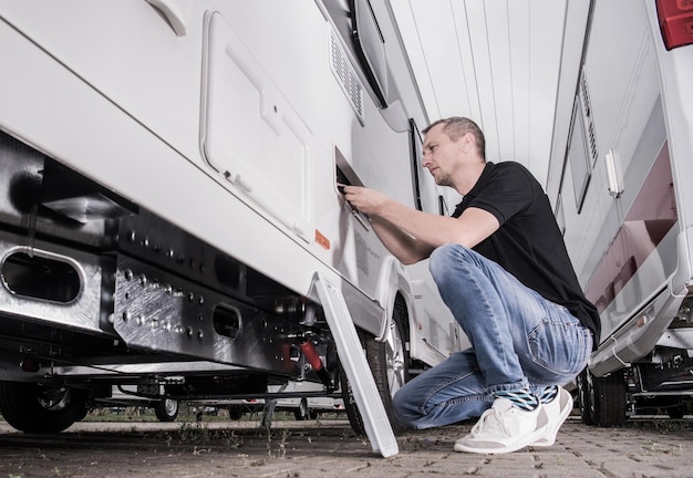 Foto preparación del remolque de viaje de rv