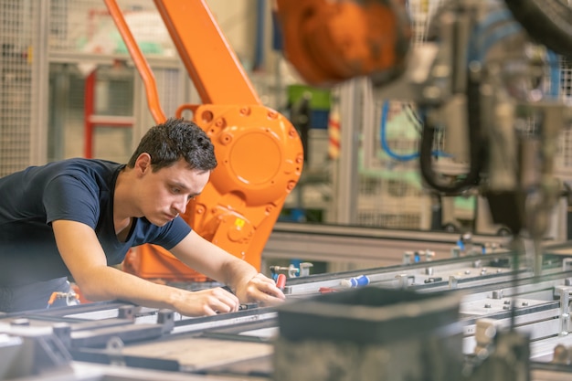 Preparación de un robot para la producción de un nuevo tipo de automóviles en la industria automotriz.