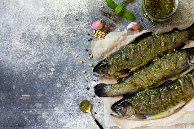 Preparación de salmón fresco para hornear Pescado marinado con salsa pesto Vista superior Espacio para cope