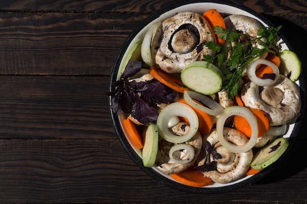 Preparación de setas en escabeche con verduras y especias.