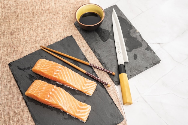 Preparación de sushi con lomos de salmón cocina tradicional japonesa