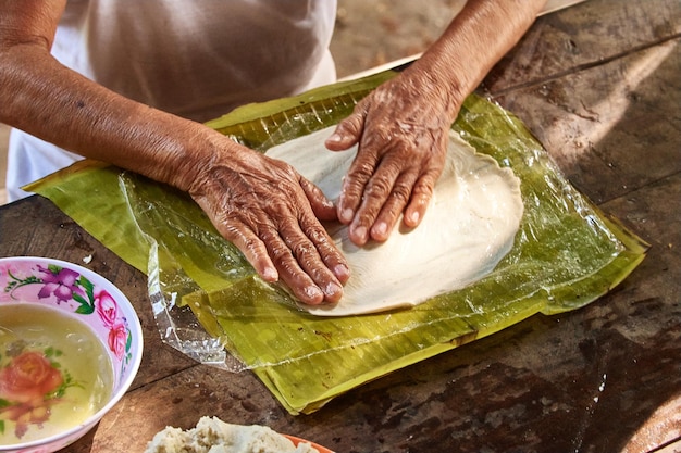 Foto preparación del tamal oaxaqueño