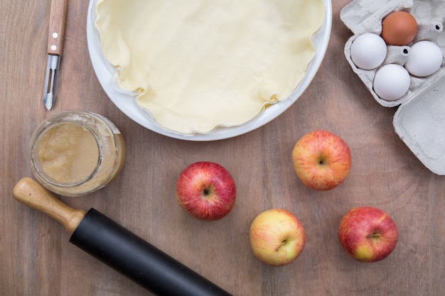 Preparación de tarta de manzana americana en rústico