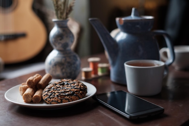 Preparación para el té de la mañana Una taza y una tetera sobre la mesa están