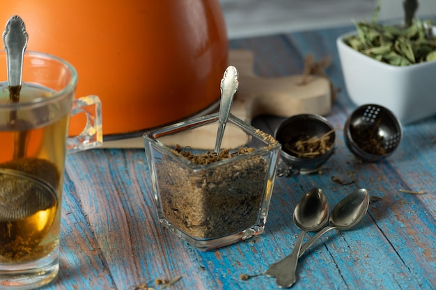 Foto preparación de té de verbena de manzana y limón