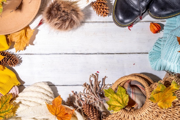 Preparación para la temporada de otoño e invierno otoño ropa acogedora y decoración fondo mesa de madera vista superior espacio de copia