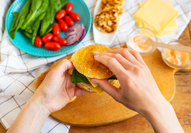 Preparación de todos los ingredientes para hacer una hamburguesa.